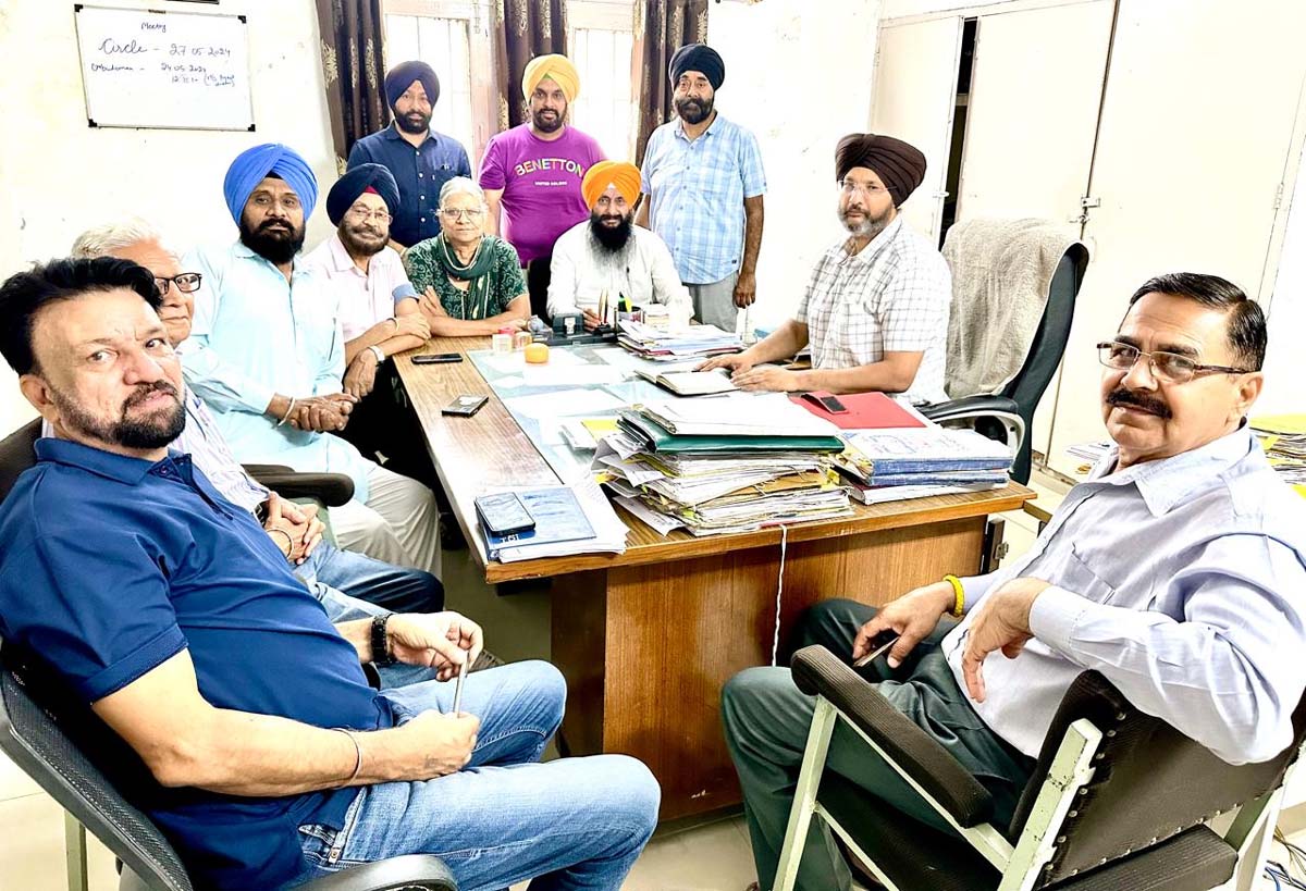 A delegation of Phase 4 residents suffering from poor power supply met Axion